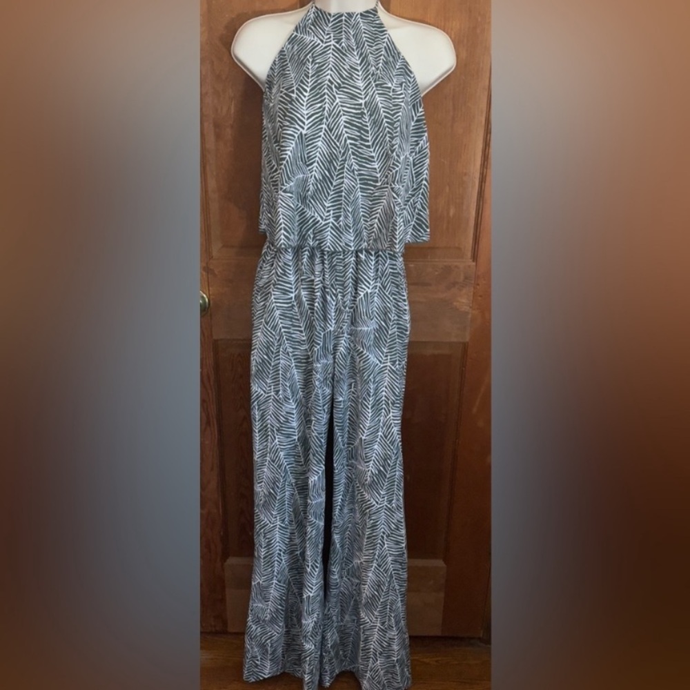 🎉SOLD🎉Vici Gray and White wide leg halter top jumpsuit- never worn!